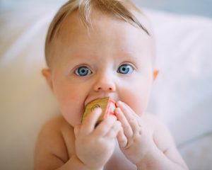 link https://www.healthline.com/health/parenting/natural-teething-remedies  photo https://unsplash.com/photos/CEEhmAGpYzE